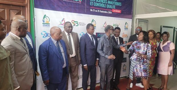 Le parrain scientifique du FISACQ 2026, Pr Aké N'gbo Marie Gilbert en compagnie des membres de la 2SACQ, après la cérémonie d'ouverture