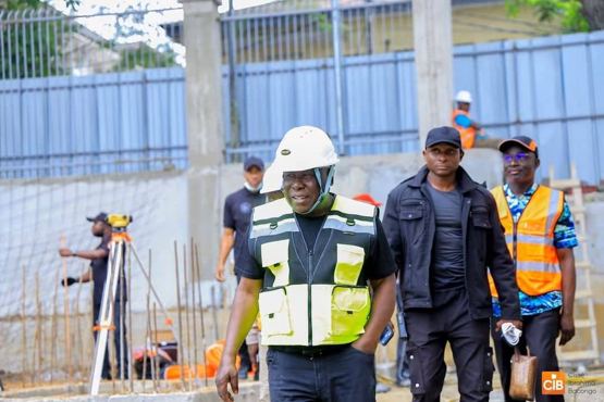 Cissé Bacongo sur le chantier de la Maison de la presse qu’il a accepté de moderniser.